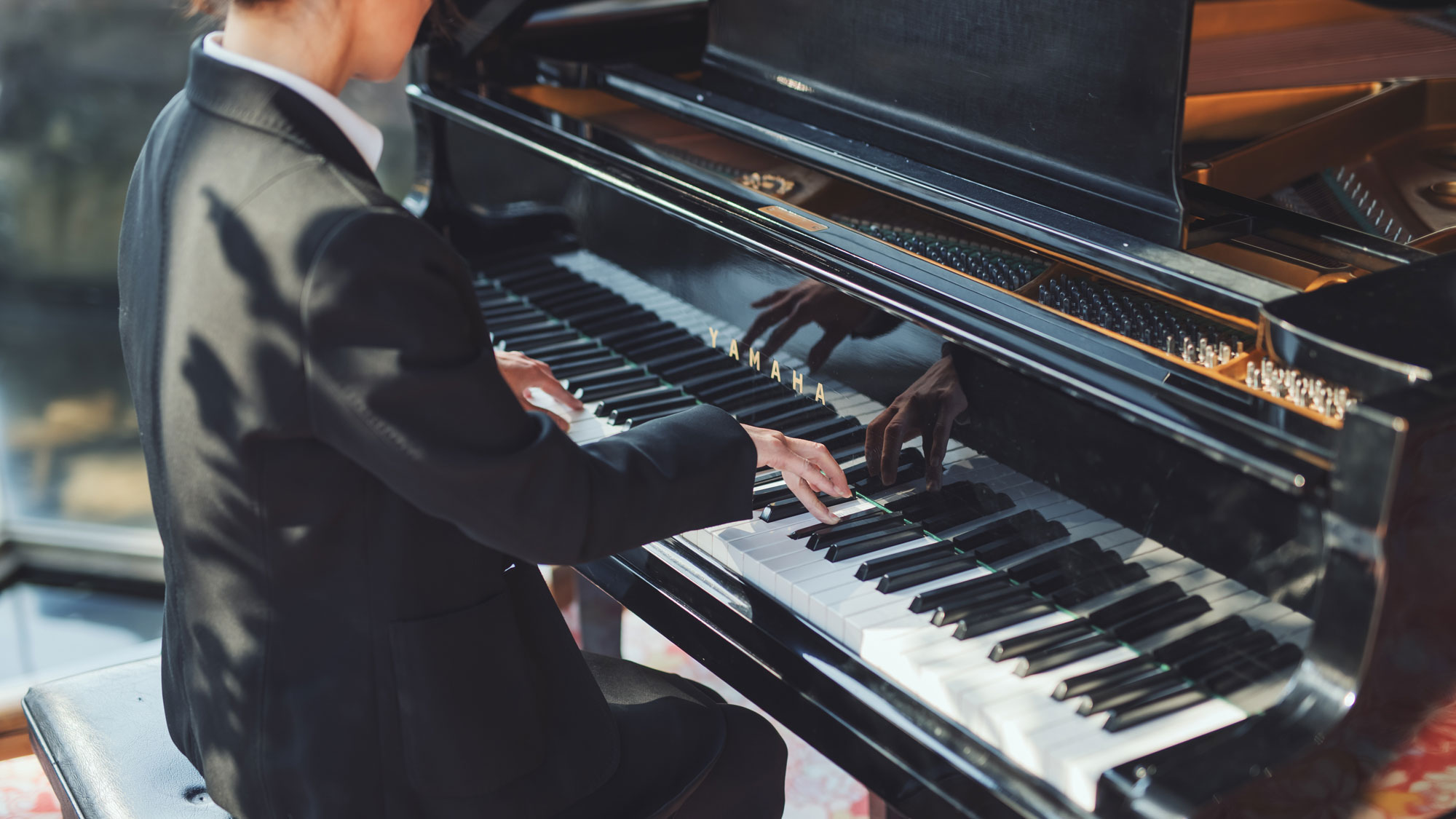 【和音（ワイン）と温楽（おんがく）の夕べ】本館１階ロビーにて（不定期開催）