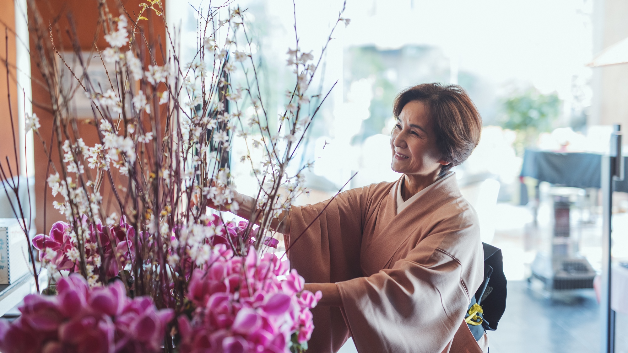 四季折々の季節のお花でお出迎えいたします。