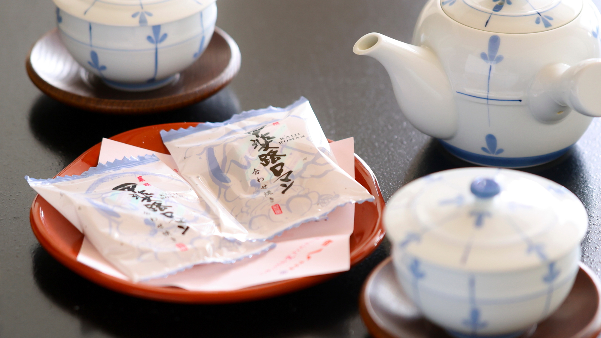 お部屋にお茶菓子とお茶をご用意しております