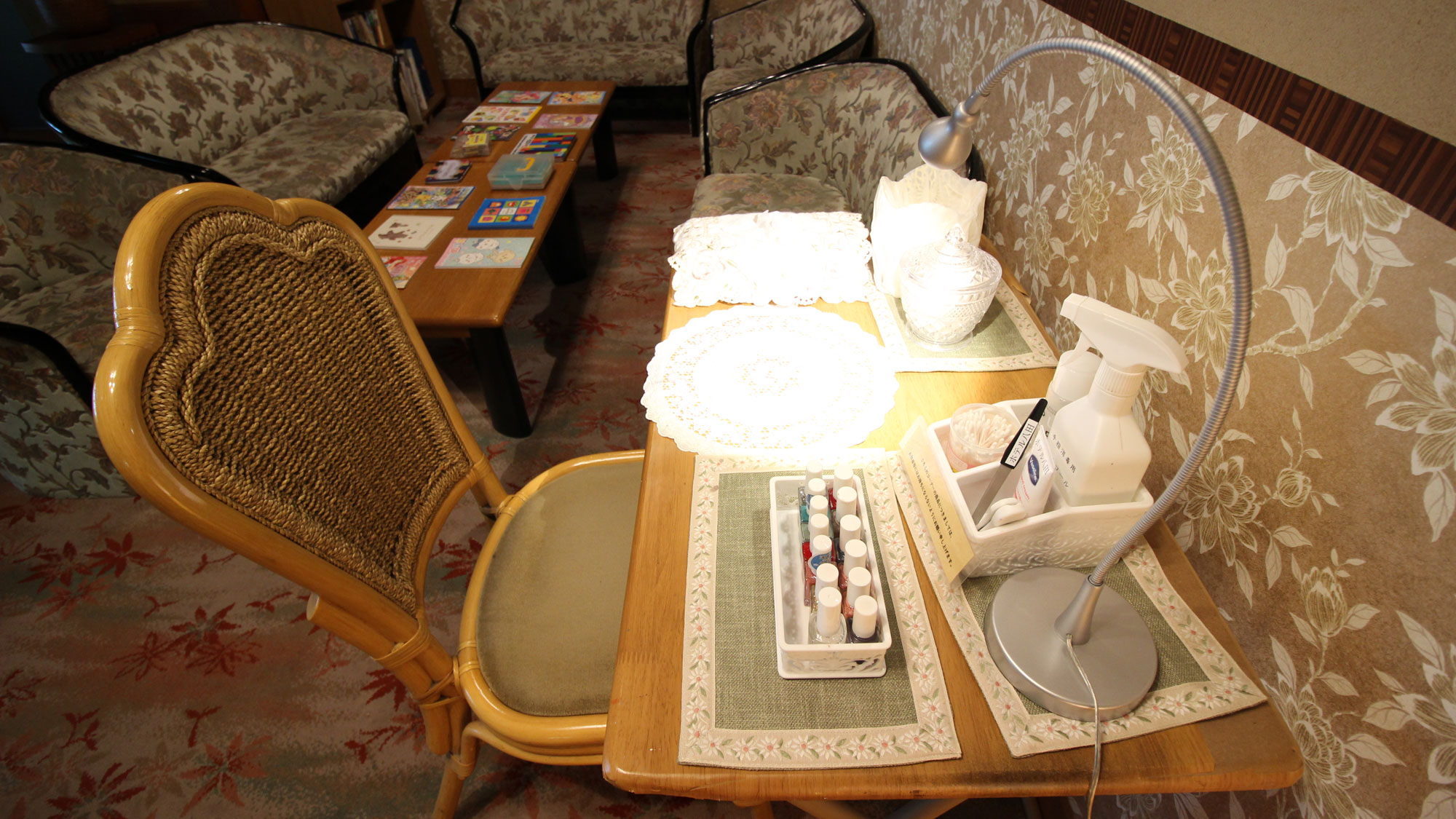 自由にご利用いただける「セルフネイルコーナー」温泉後はネイルも素敵に