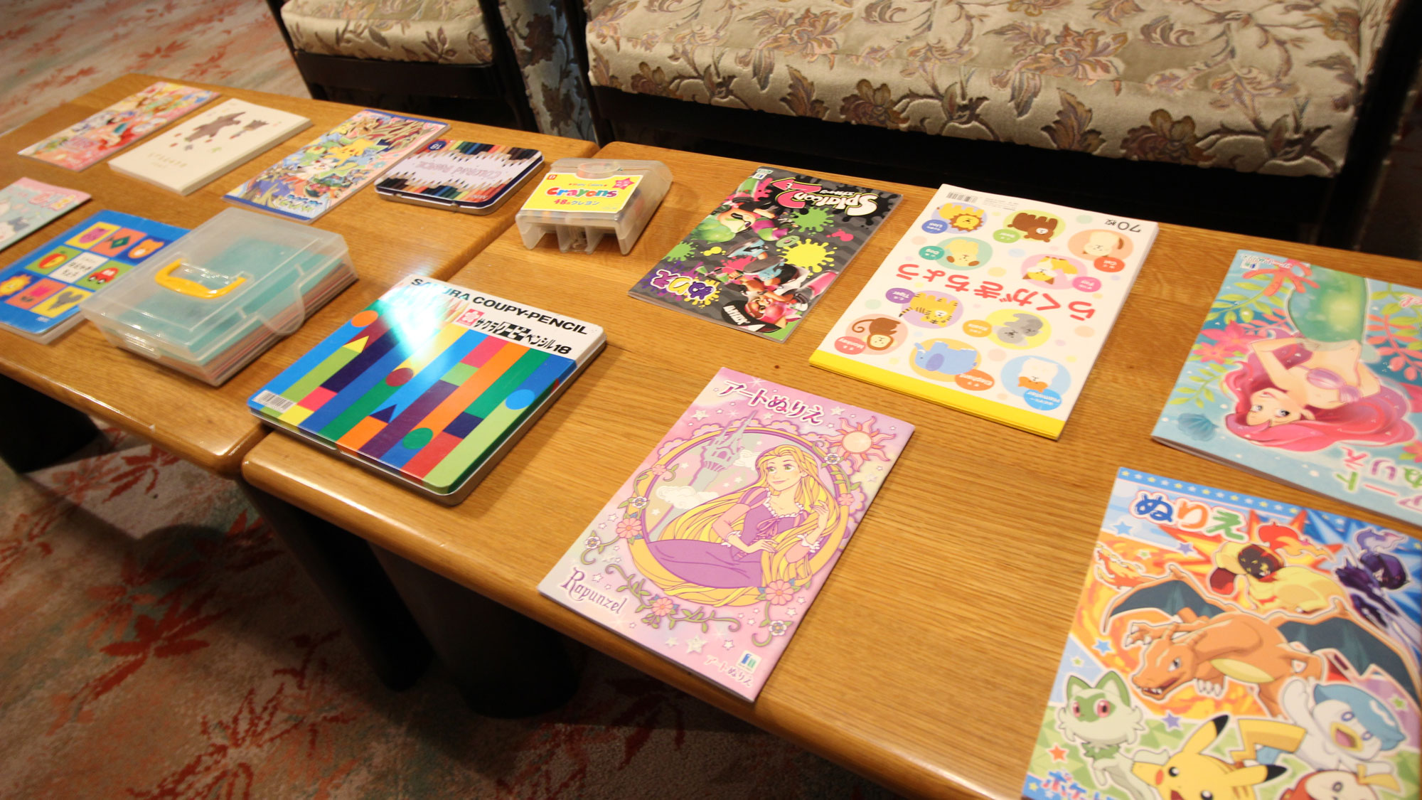 お母さんがネイルをしている間、お子様は絵本やぬりえを楽しめます♪