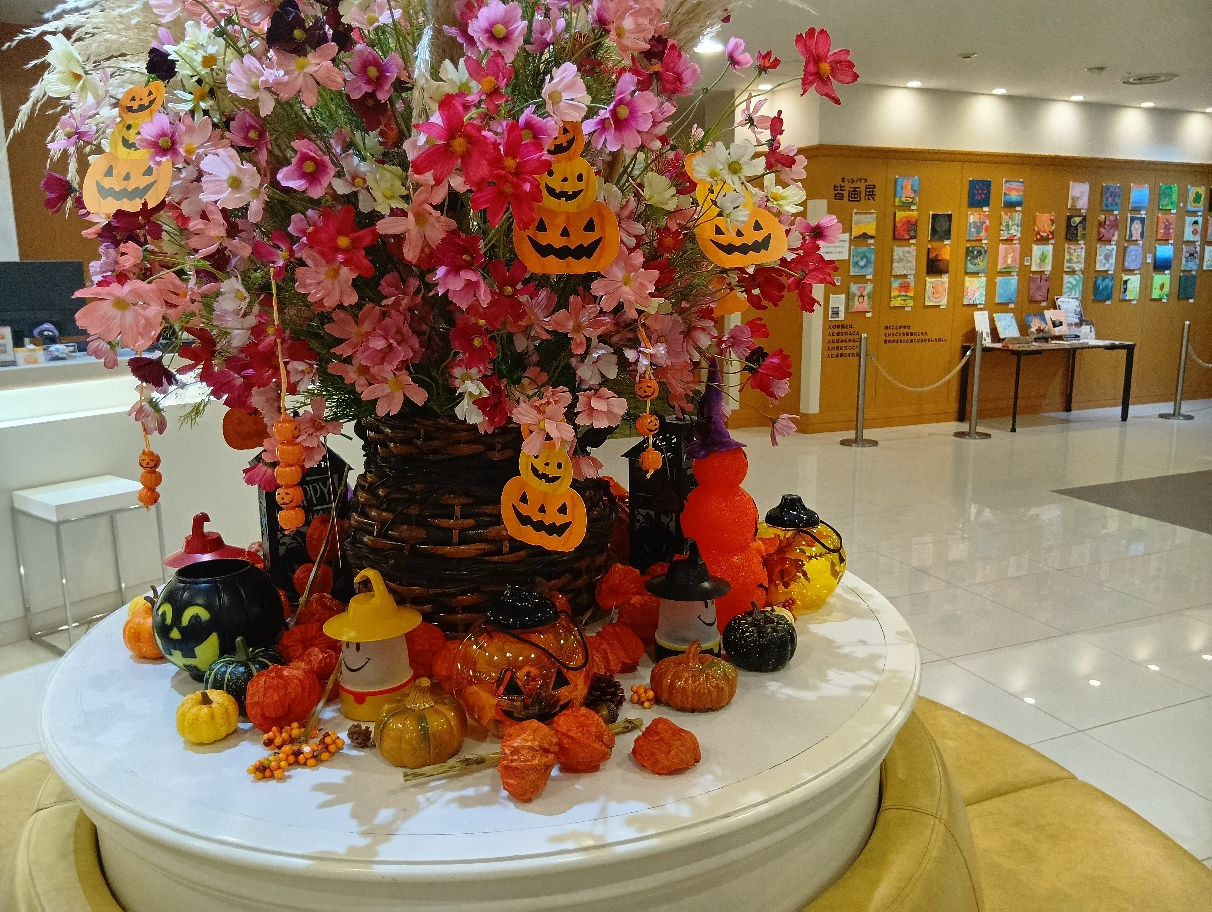 ハロウィン使用のホテルロビー