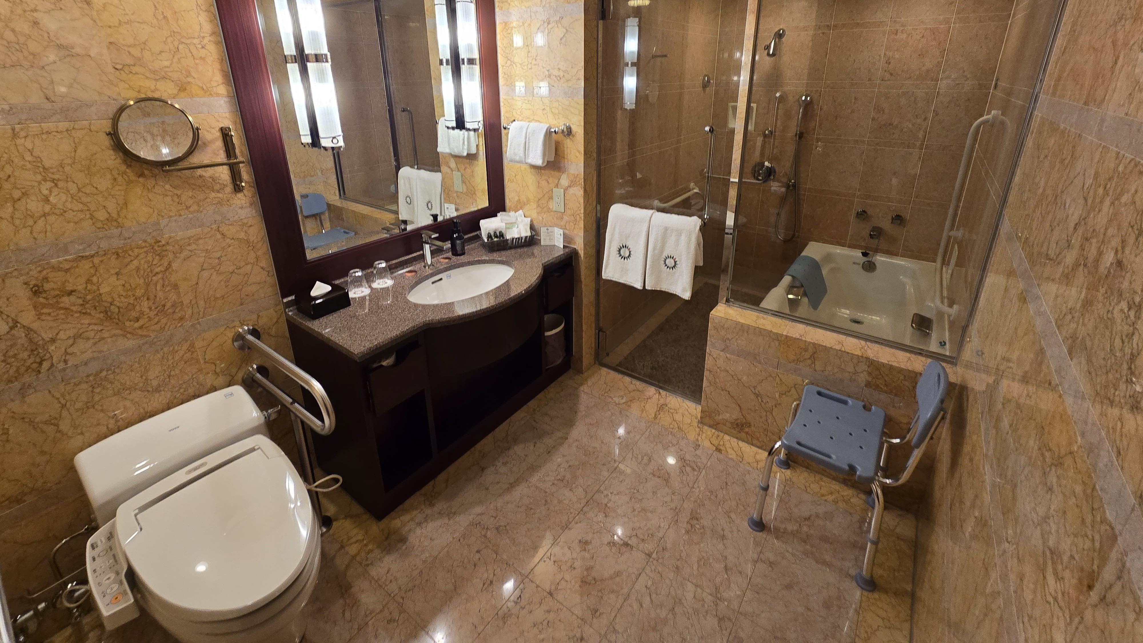 ユニバーサルツインルームのバスルーム