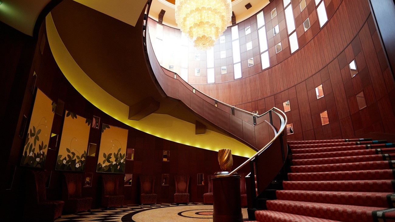 螺旋階段とシャンデリア