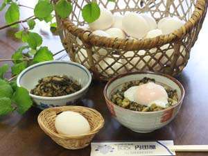 源泉たまごと野沢菜の油いため、野沢温泉流に食します。