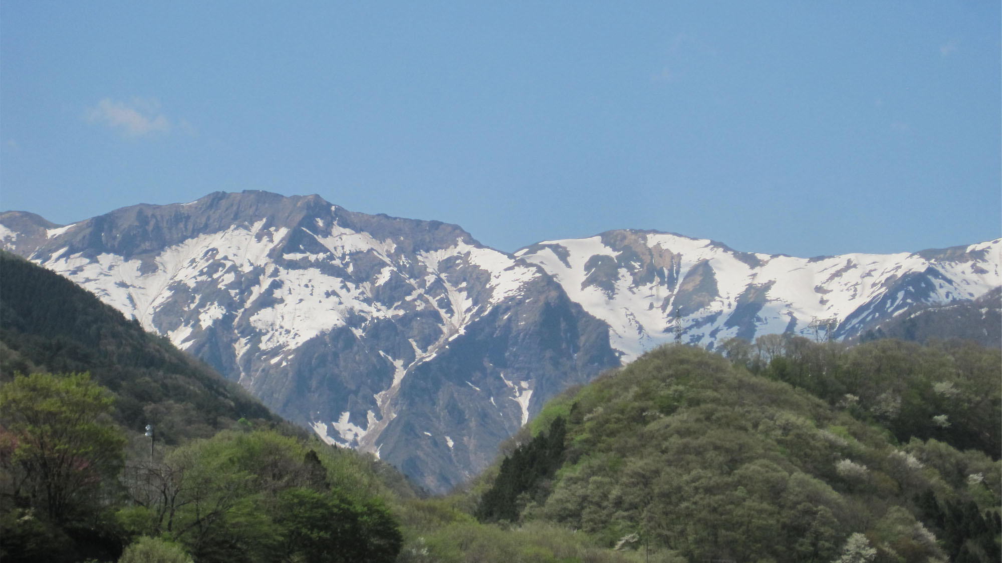 温泉街や山々を望む客室からの眺め