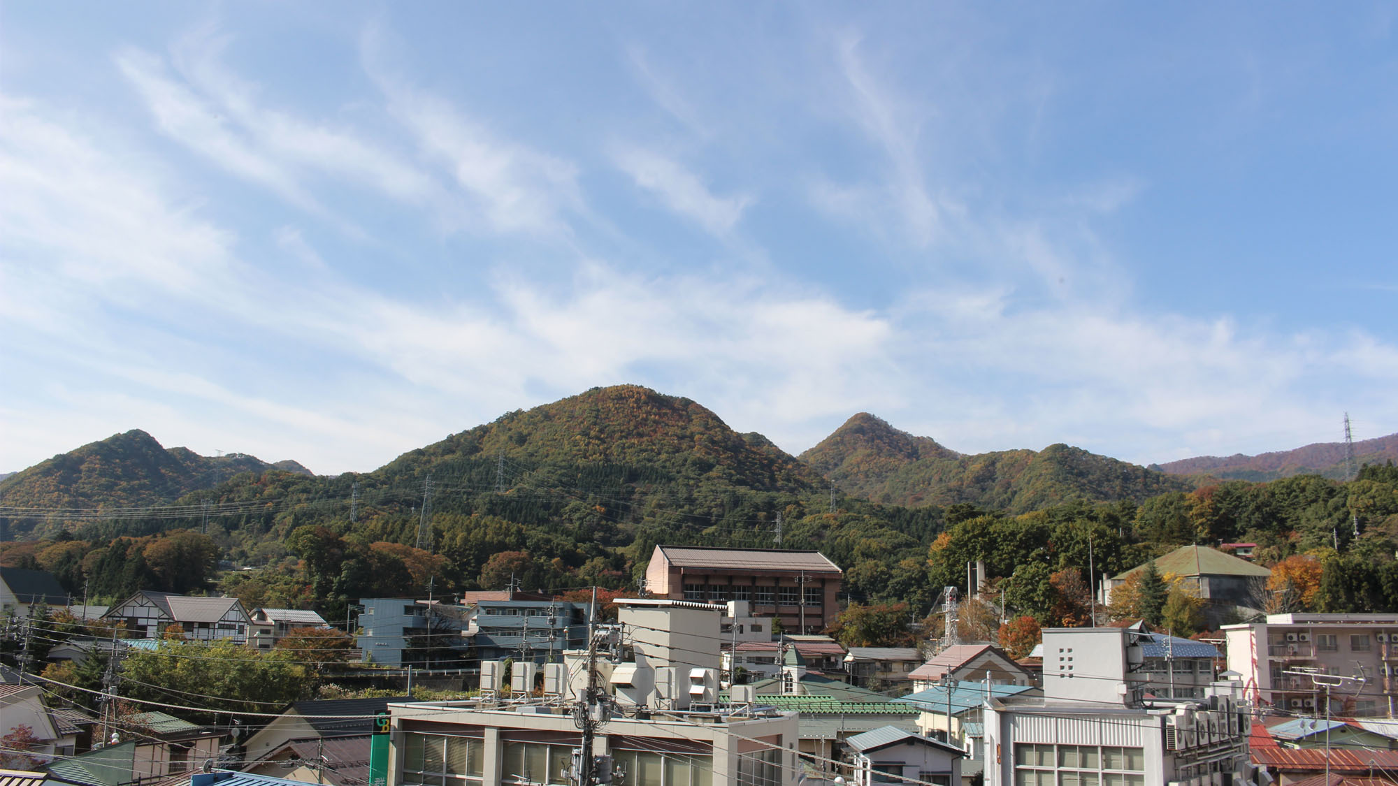 温泉街や山々を望む客室からの眺め