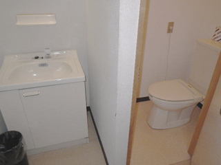 客室内のトイレと洗面台