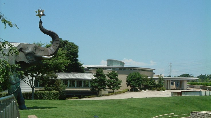象「遊星散歩」とエントランス　画像提供：大分市美術館