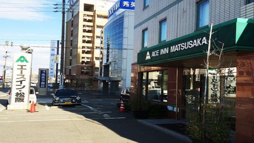 正面駐車スペース。エースイン・松阪の大きな立て看板が目印です。