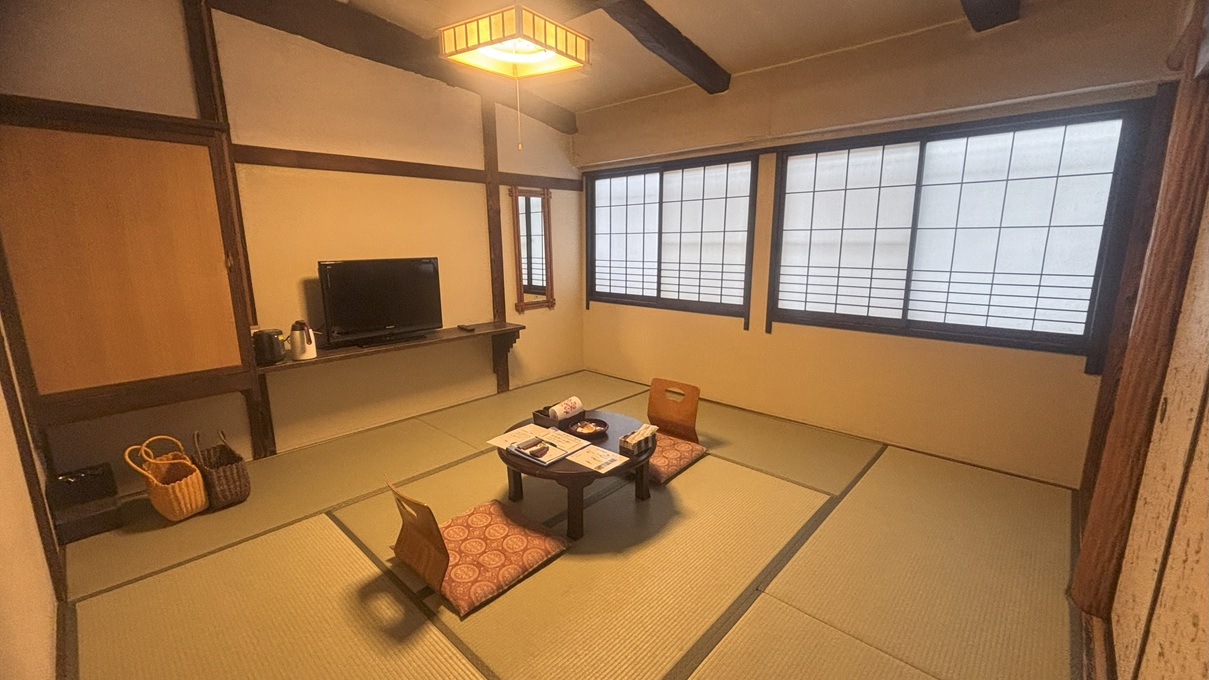 「禁煙」180年前より残る歴史ある和室８畳（二階）