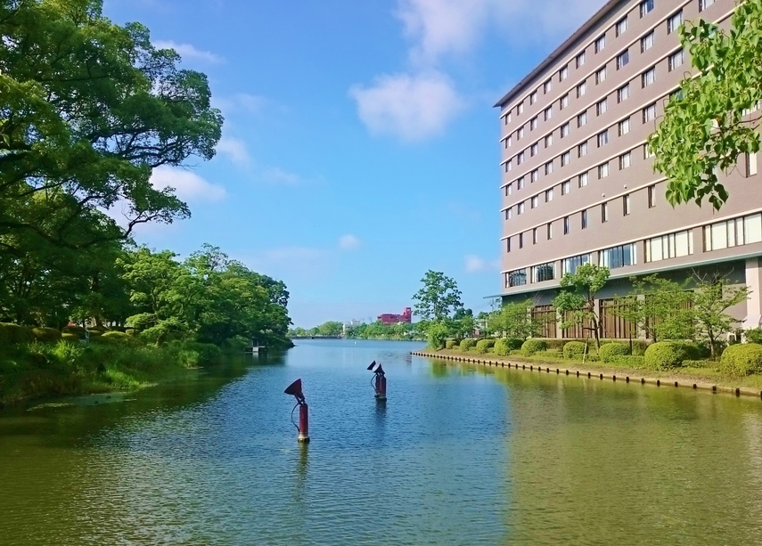 お濠沿いに位置するホテル