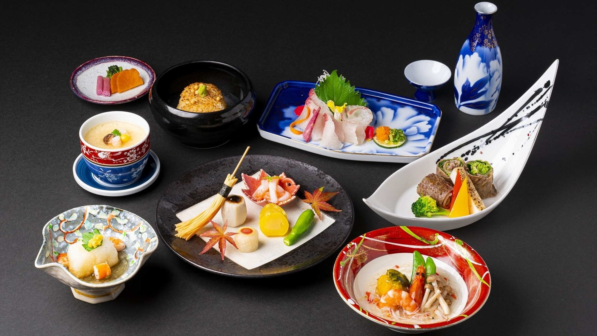 日本料理　楠：初冬・楠会席／冬の味覚の前菜や国産牛網焼きレタス巻きの全8品の会席料理。目と舌で新鮮な季節の旬をお召上がりいただけます。