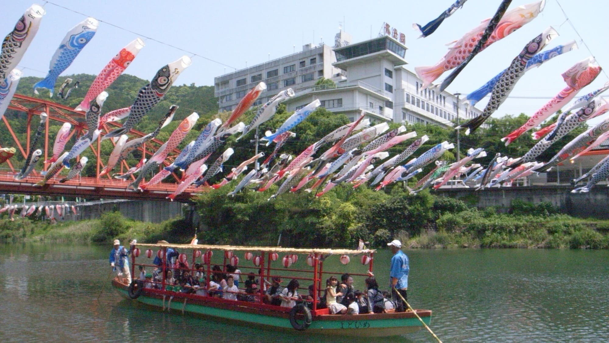 周辺観光／【川上峡】春は桜や約300匹の鯉のぼり、夏は深緑と川遊び、秋は紅葉…当館から車で20分