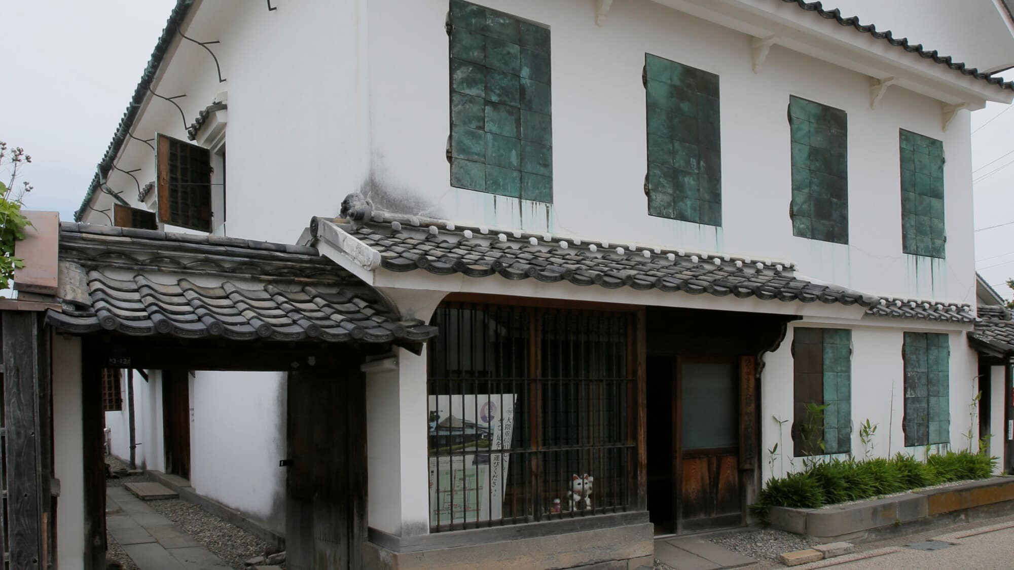 周辺観光／【旧三省銀行】明治15年設立、むくりのある切妻屋根や外観は伝統的な蔵造り…当館から車で6分