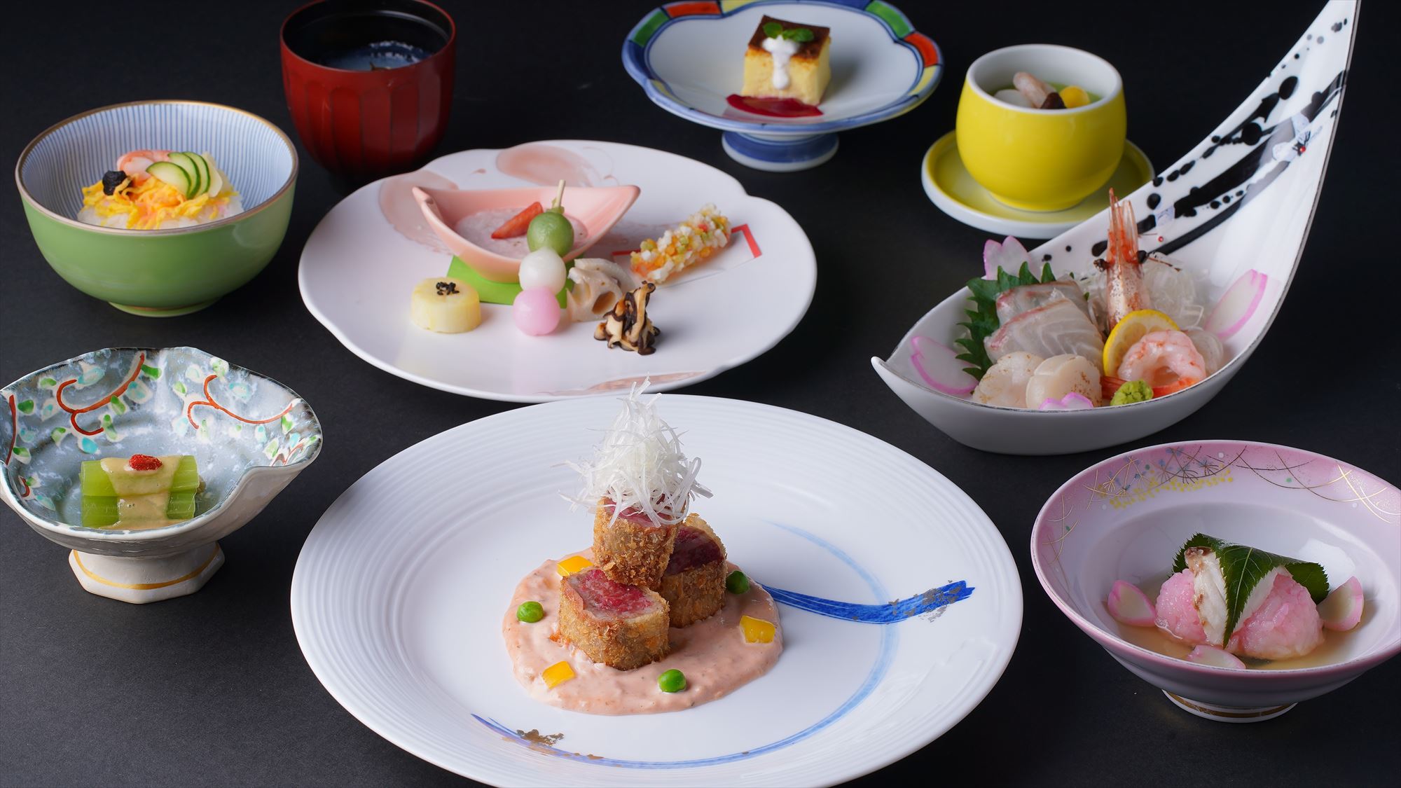 日本料理　楠：春風・楠会席／ふきやいちごの前菜に、メインは甘鯛の桜蒸しの全8品の会席料理。目と舌で新鮮な季節の旬をお召上がりいただけます。