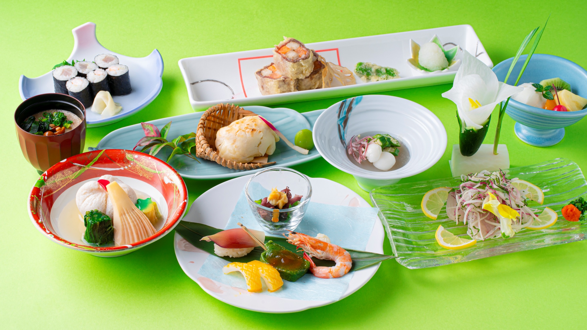 日本料理　楠：初夏・楠会席／ホタルイカ酢味噌やみょうが寿司、初かつおのたたきなど初夏の味覚を十分にご堪能いただける全8品の会席料理。目と舌で新鮮な季節の旬をお召上がりいただけます。