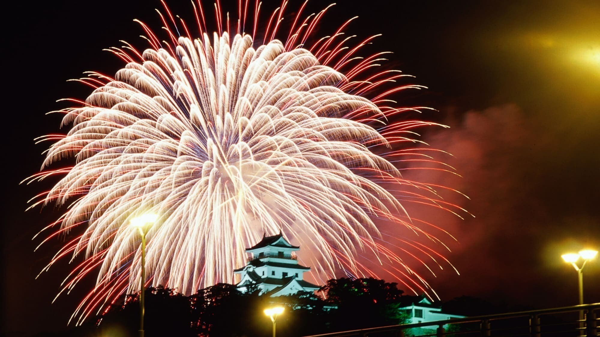 周辺観光／【佐賀城下花火大会】佐賀城北濠周辺で約1300発の花火が彩る…当館から車で4分・徒歩17分