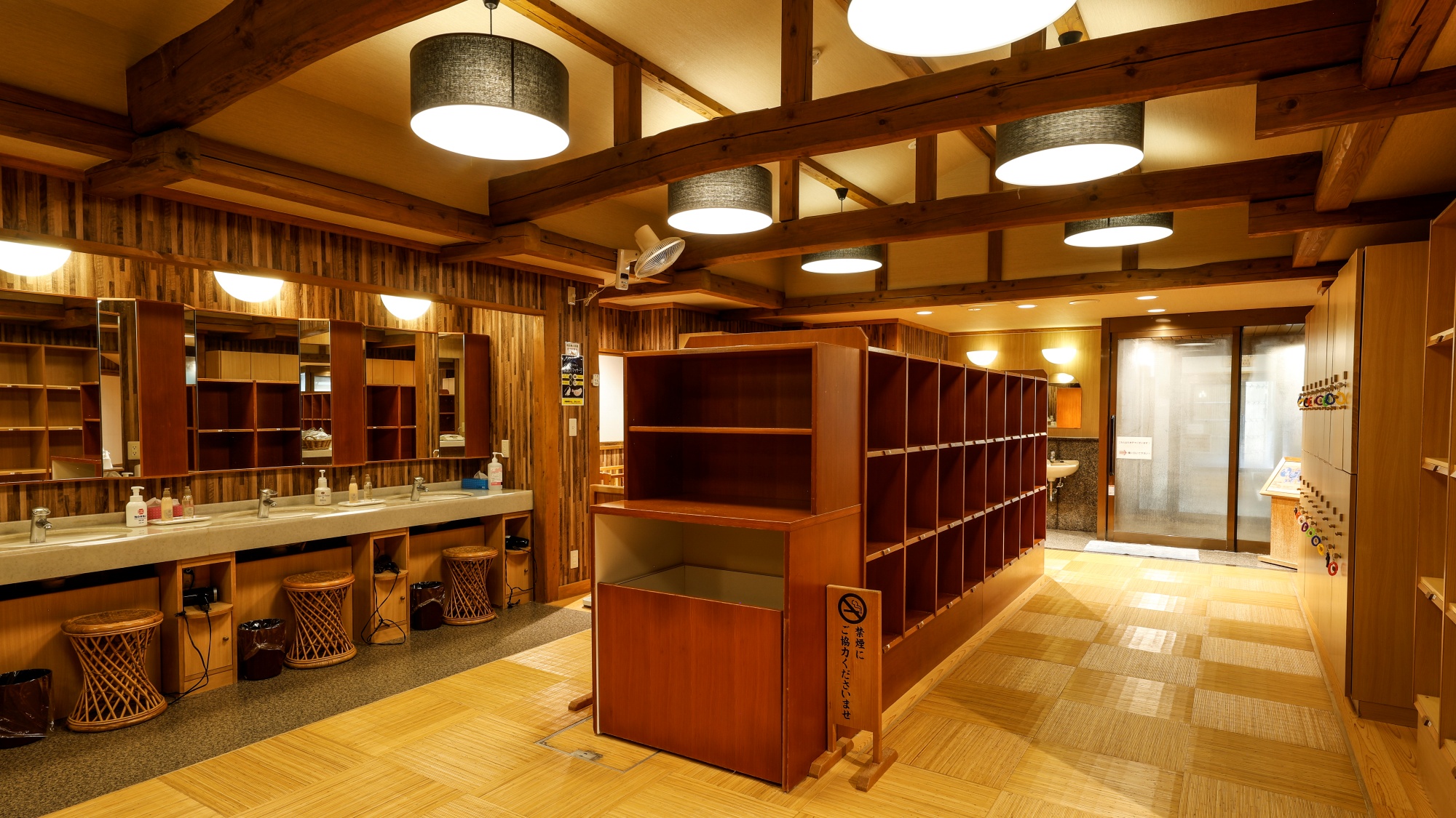 【左の湯】脱衣場