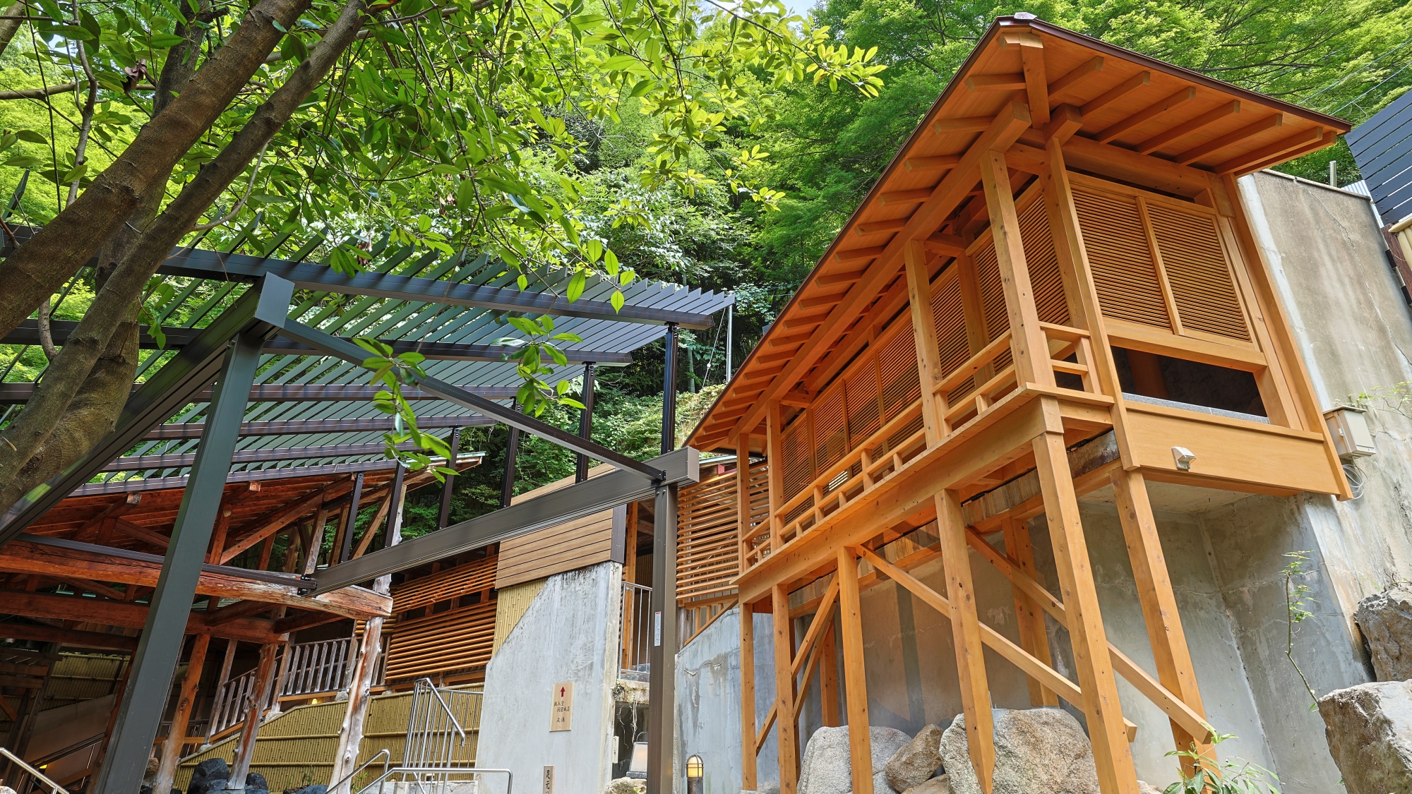 【左の湯】投入堂洞窟(なげいれどうどうくつ)風呂の外観