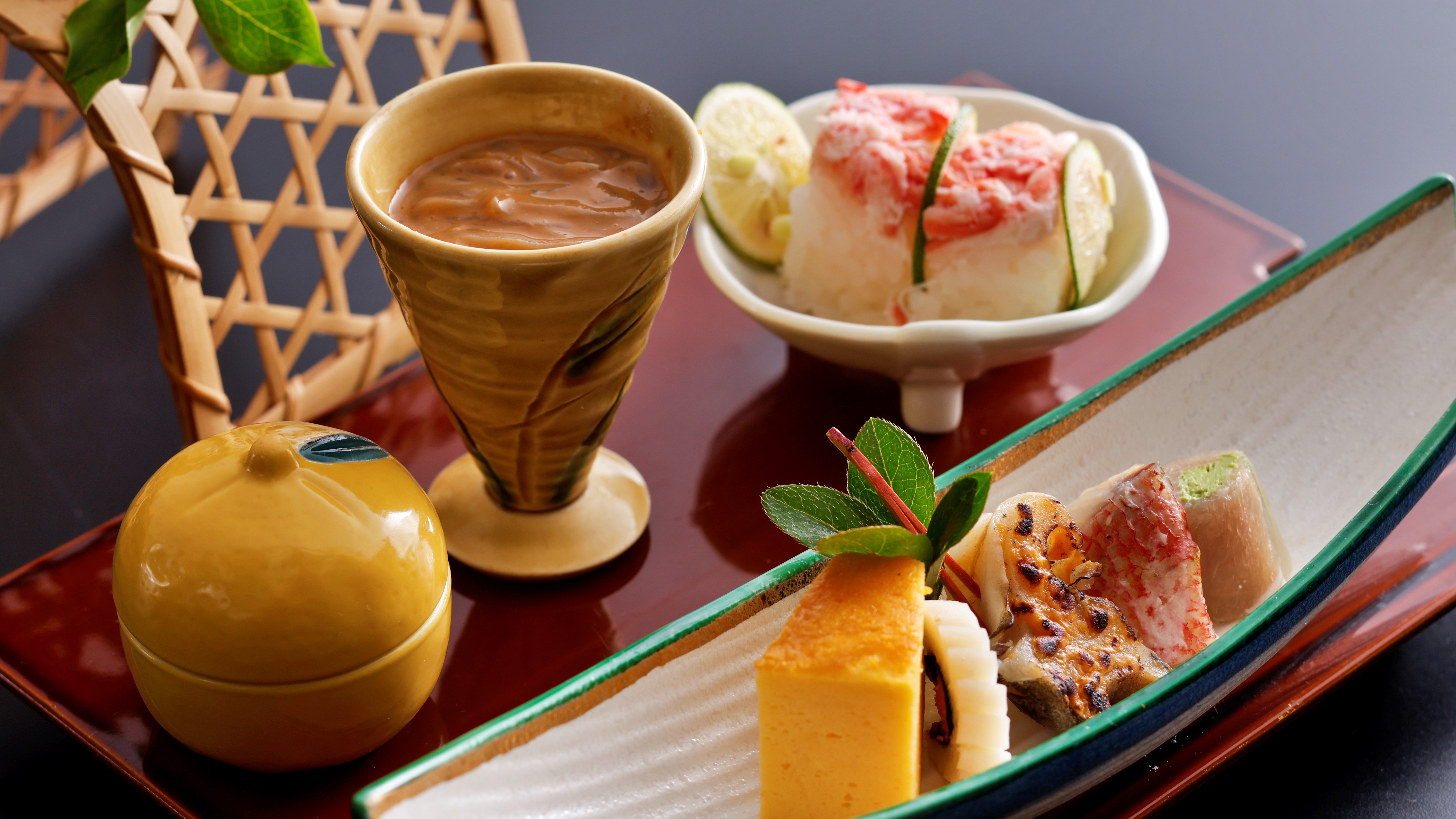 ■2024年冬　花野懐石　前菜　季節の旬菜盛合せ・お凌ぎ　蟹寿司