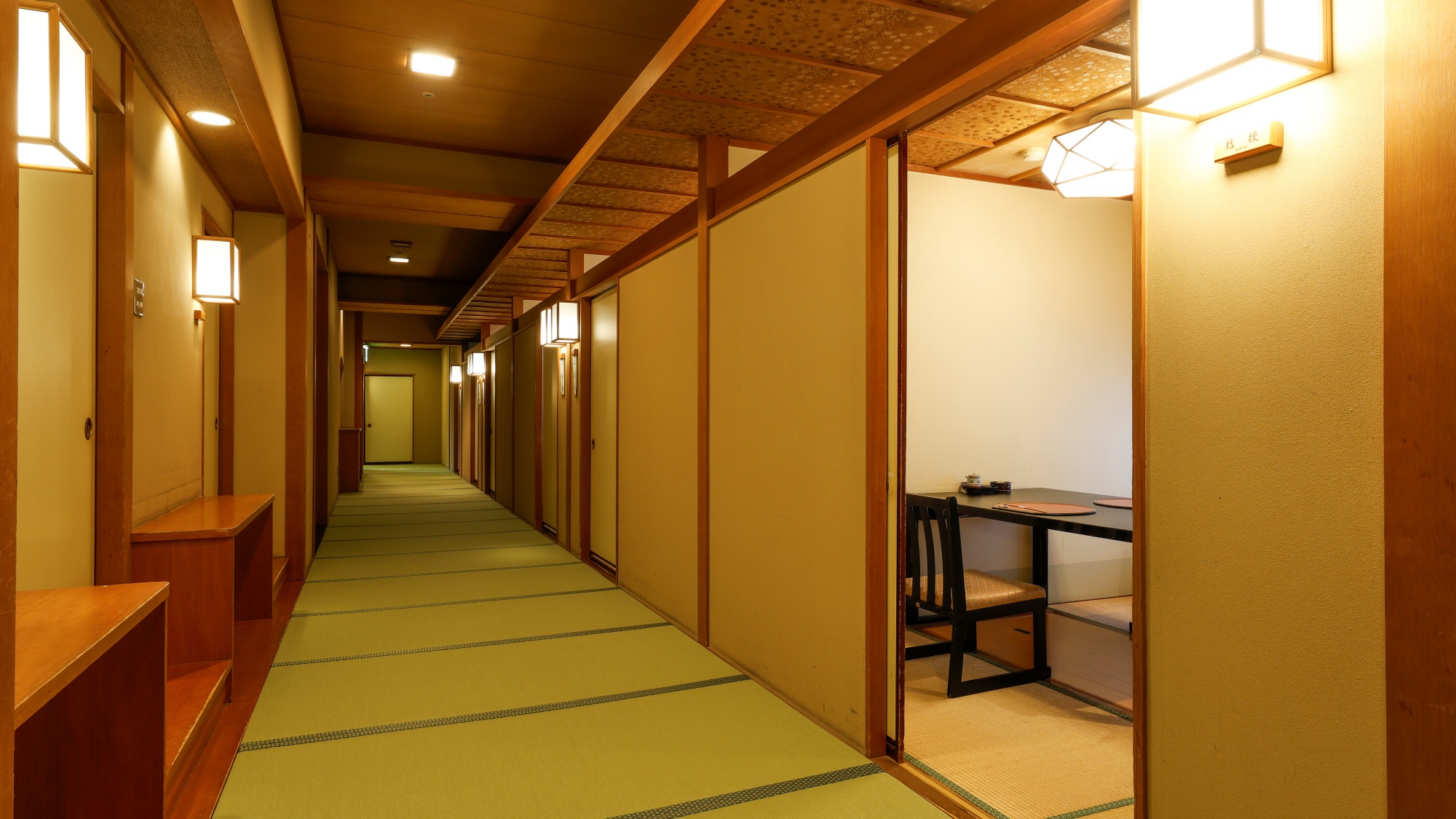 【茶寮花野（さりょうはなの）】畳敷きの廊下
