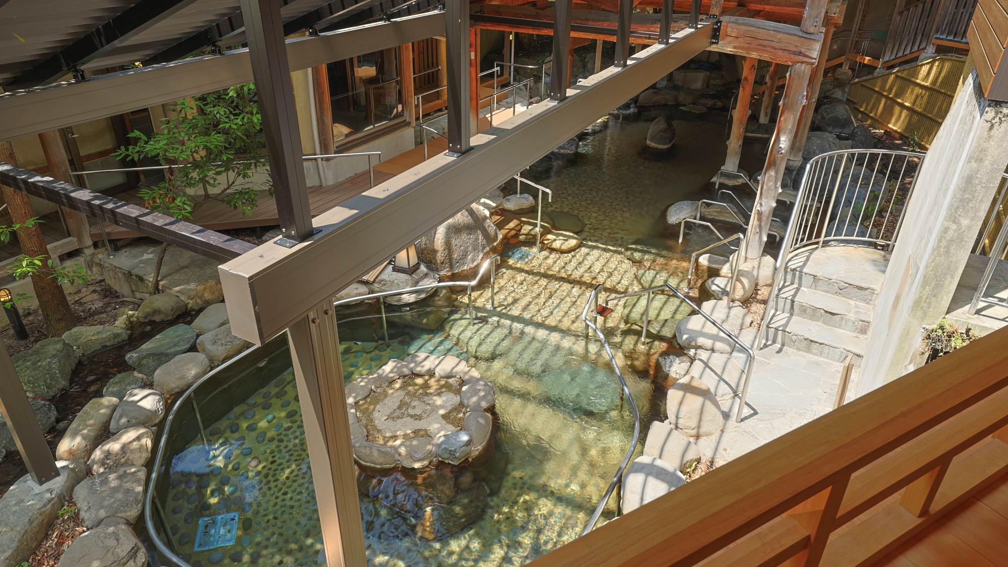 【左の湯】歩行湯