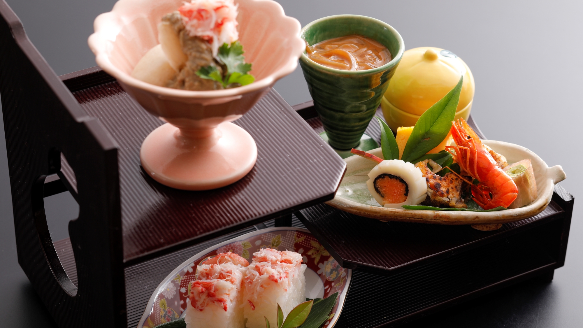■2023年冬　花野懐石　前菜　季節の旬菜盛合せ・お凌ぎ　蟹寿司