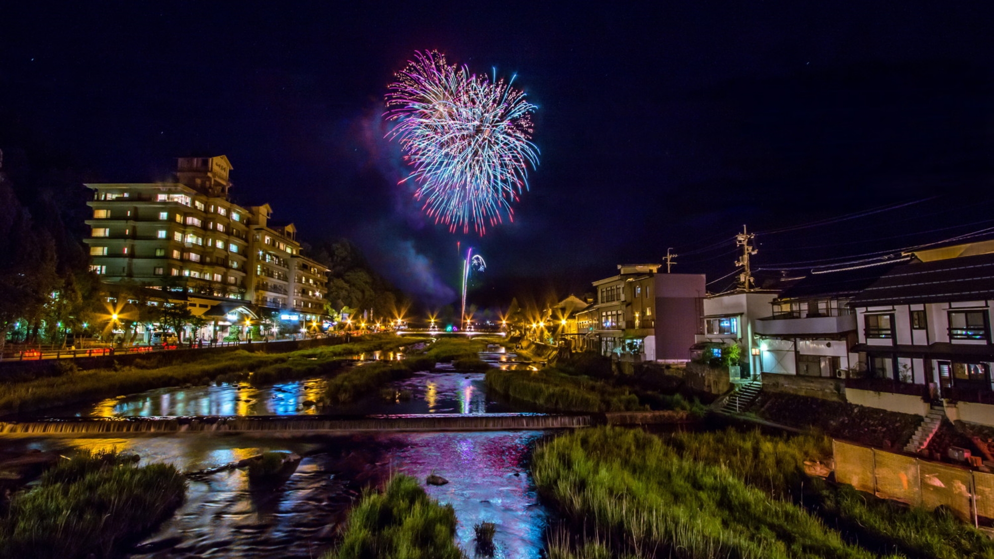 外観　夏（花火）