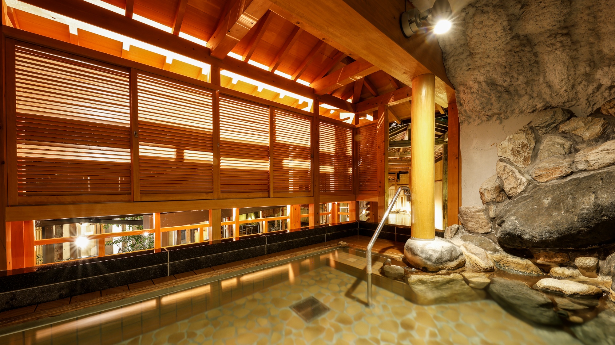 【左の湯】投入堂洞窟(なげいれどうどうくつ)風呂