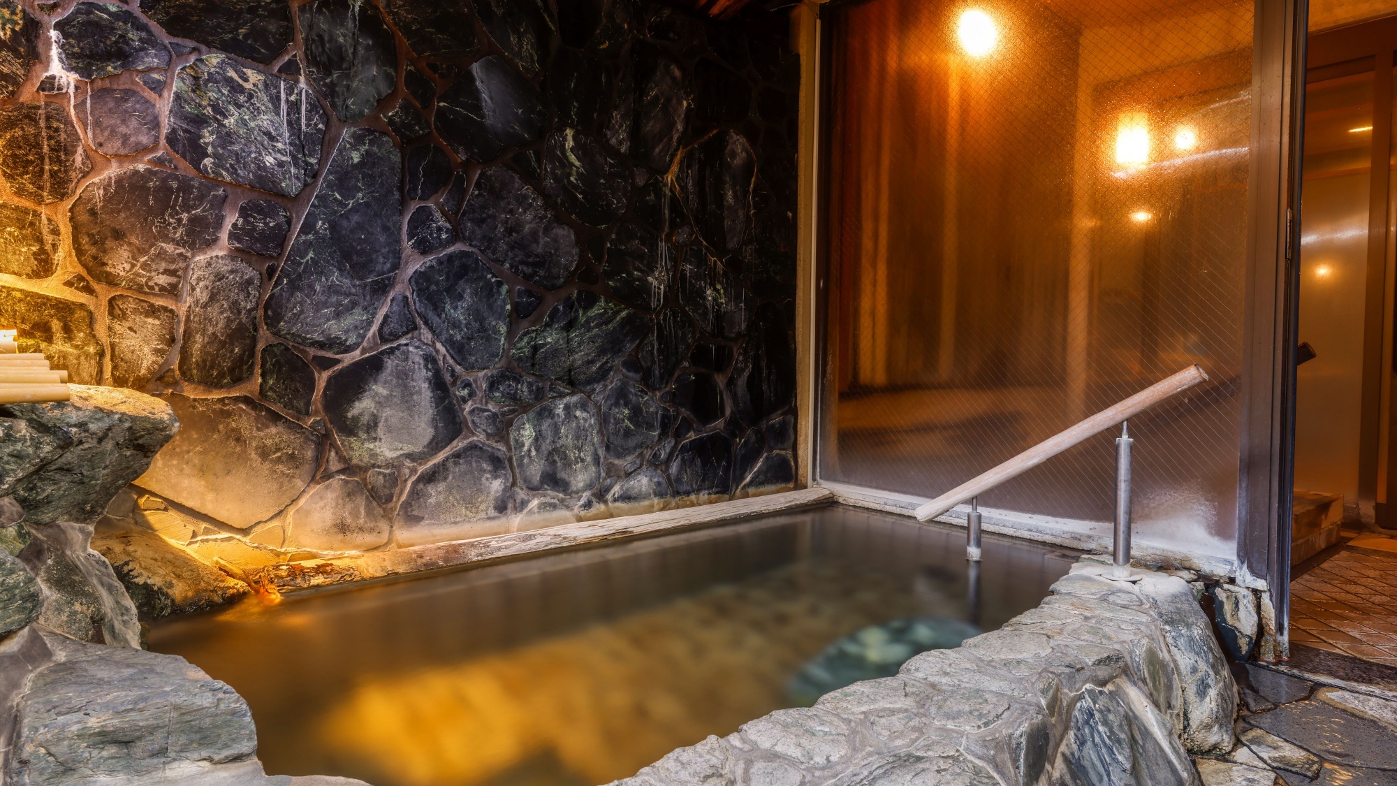 【貸切風呂・独山の湯】露天風呂　※温泉かけ流し