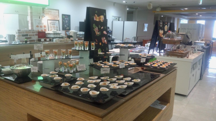 北海道産の食材が並ぶビュッフェ台