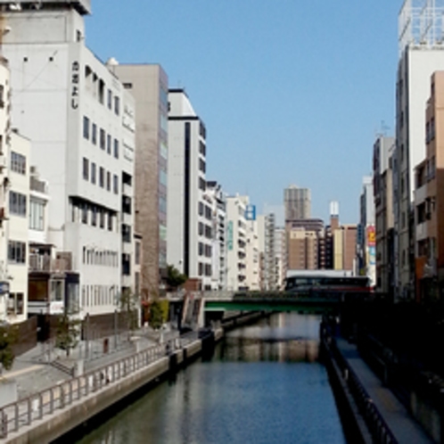 【外観】道頓堀川沿いにある当館は、“THE大阪”の景色に溶け込んでいます♪手前の建物が当館です☆