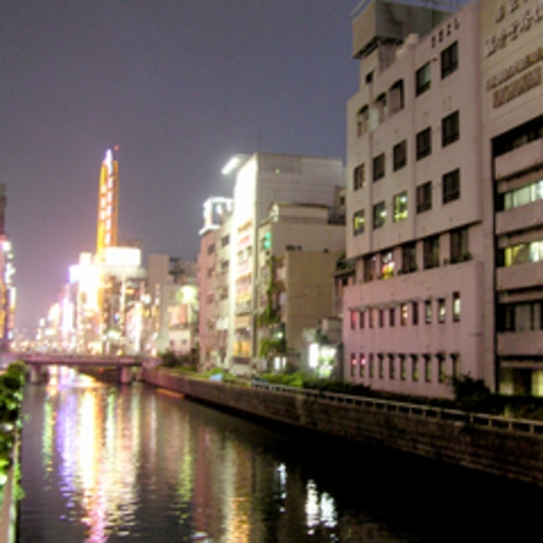 【外観】道頓堀川沿いにある当館は、“THE大阪”の景色に溶け込んでいます♪手前の建物が当館です☆