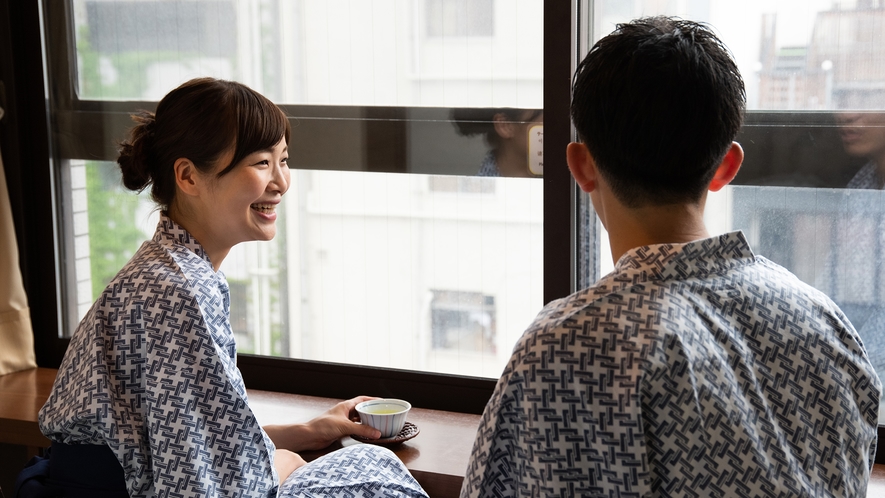 *道頓堀側8畳のお部屋には、窓を向いたカウンターがあり、景色を見ながらのんびりお過ごしいただけます