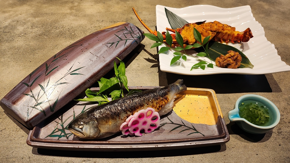 夏の特別献立　「伊勢海老雲丹焼きと鮎の姿飯」