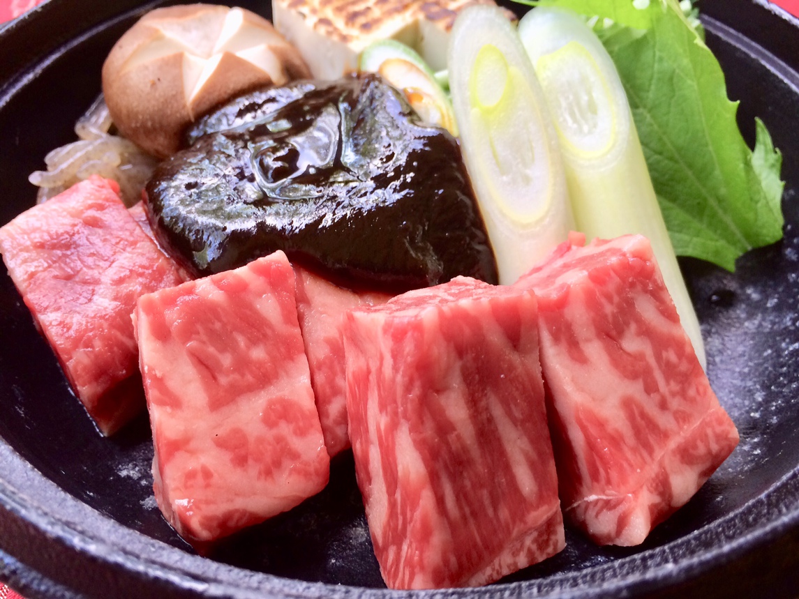 オリジナル牛鍋と飛騨牛陶板焼きのついたスタンダードプラン　おいしい飛騨牛肉食べ比べ！夕食はダイニング
