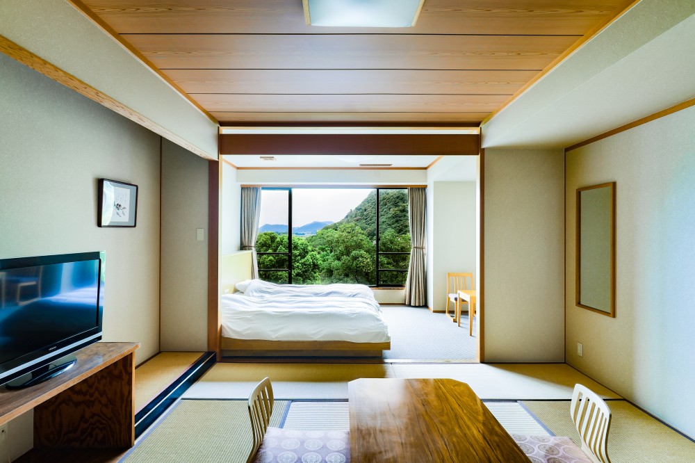 キャッスルビュー　和室１０畳+ツイン（ローベッド）