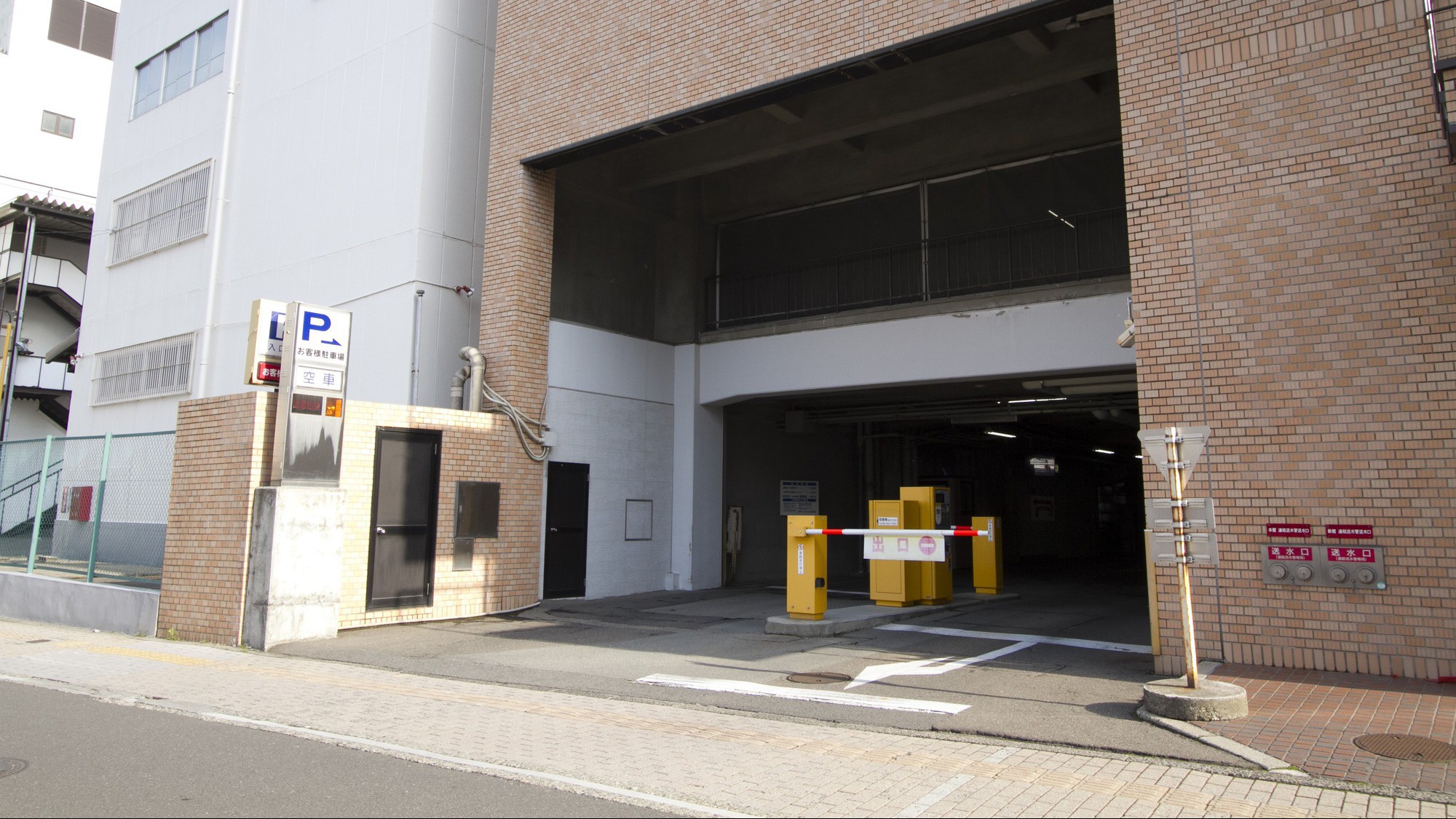 【駐車場】駐車券が発券されますのでフロントへお持ちくださいませ。