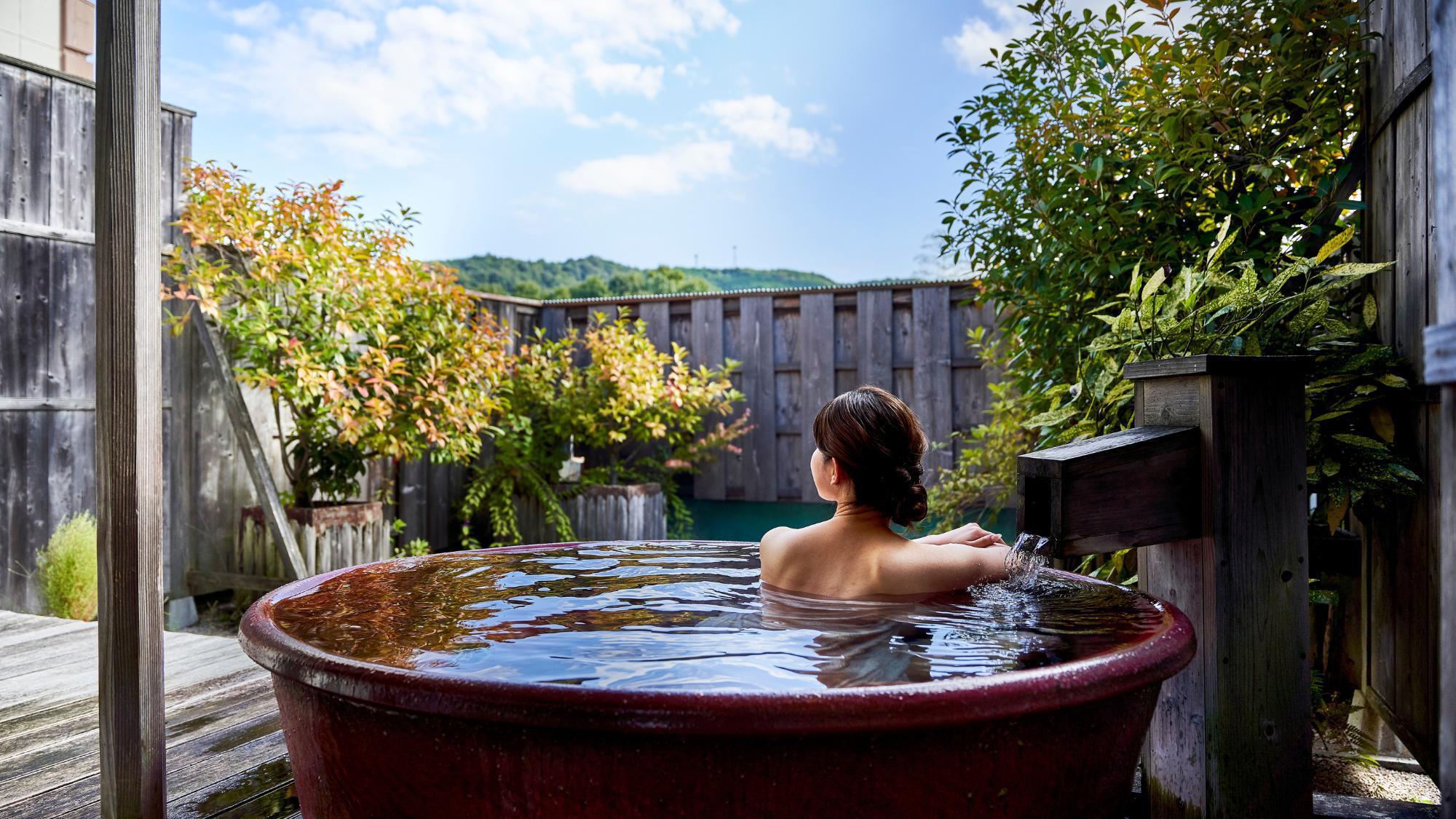 【貸切露天風呂：「陶器の湯」】お子様連れの方向けの明るい色彩のお風呂です。