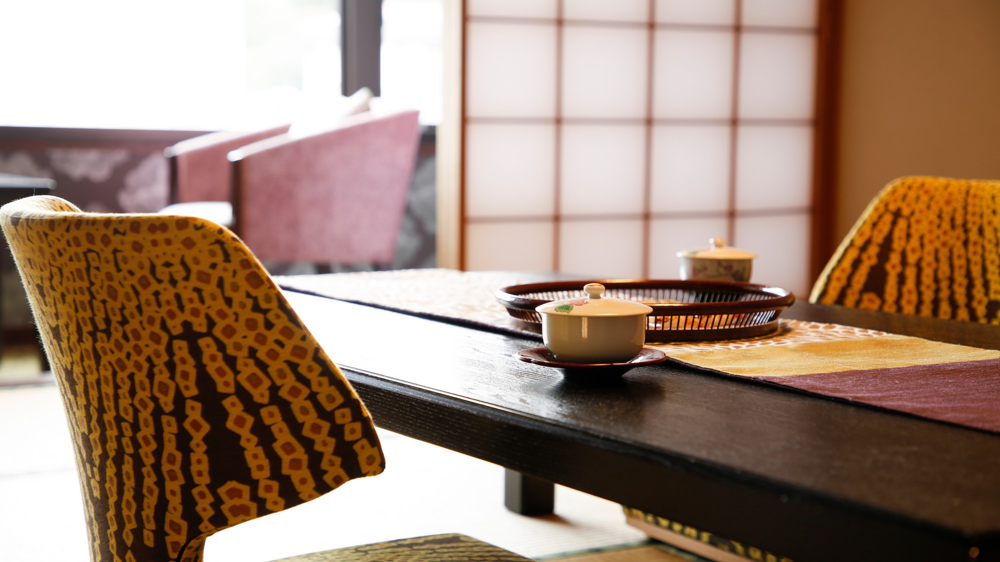 出雲コンセプト和室＜華雲ーKAUN＞テーブル、チェアは部屋の雰囲気に調和する色柄を選びました