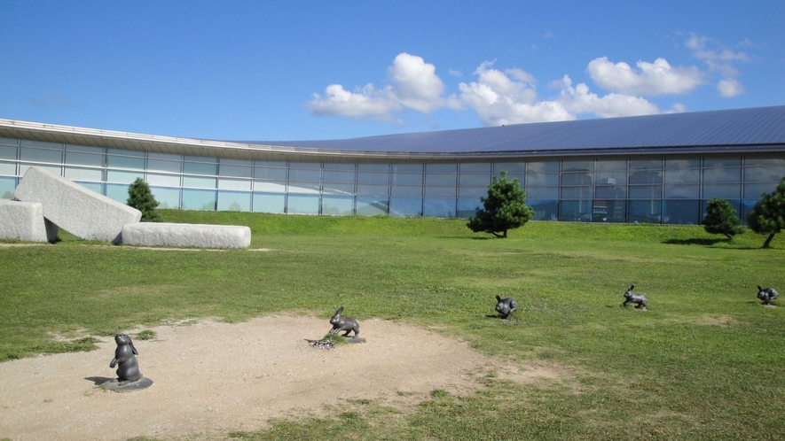 【宍道湖うさぎ】島根県立美術館前の芝生には、続く12羽のうさぎのプロンズ像