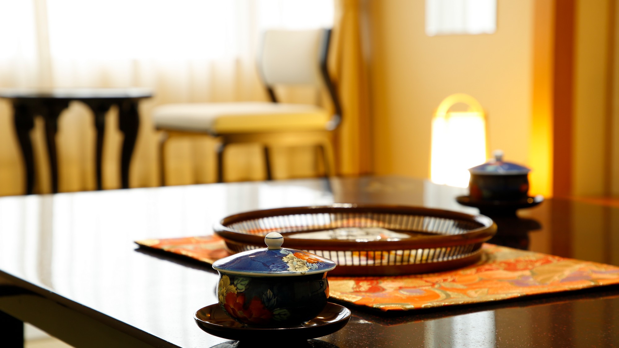 和洋風コンフォート和室＜結-YUI＞お部屋についたら、まずはお茶とお菓子で一息どうぞ。