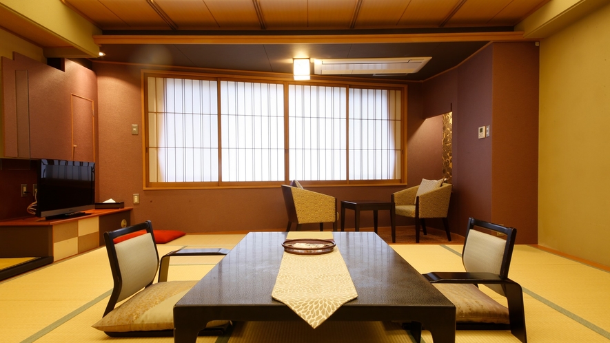 風雅な和モダンデラックス客室＜市松＞  絨毯敷きのスペースとなった広縁を設けました。