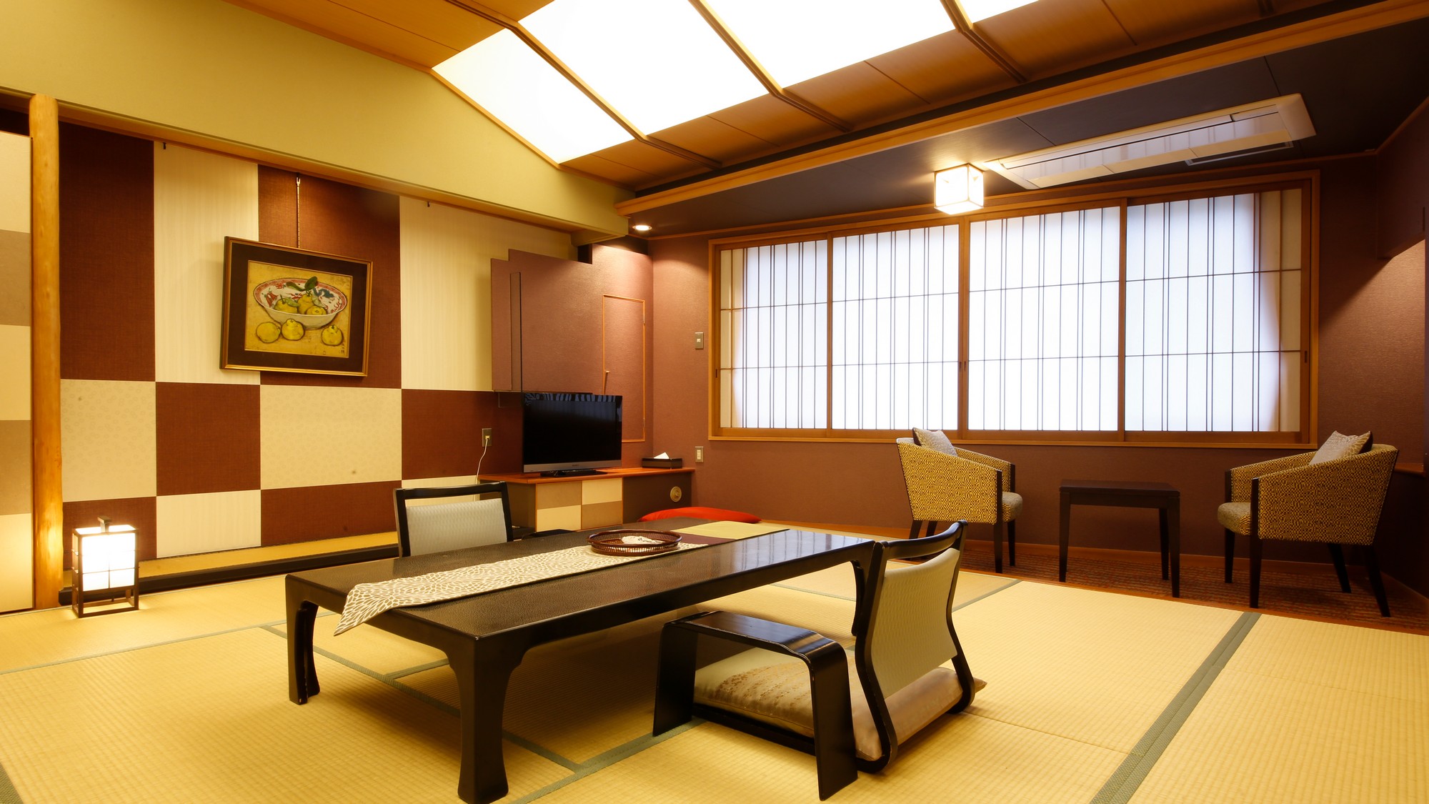 風雅な和モダンデラックス客室＜市松ーICHIMATSU＞統一感のある市松模様と落ち着いた赤が特徴。