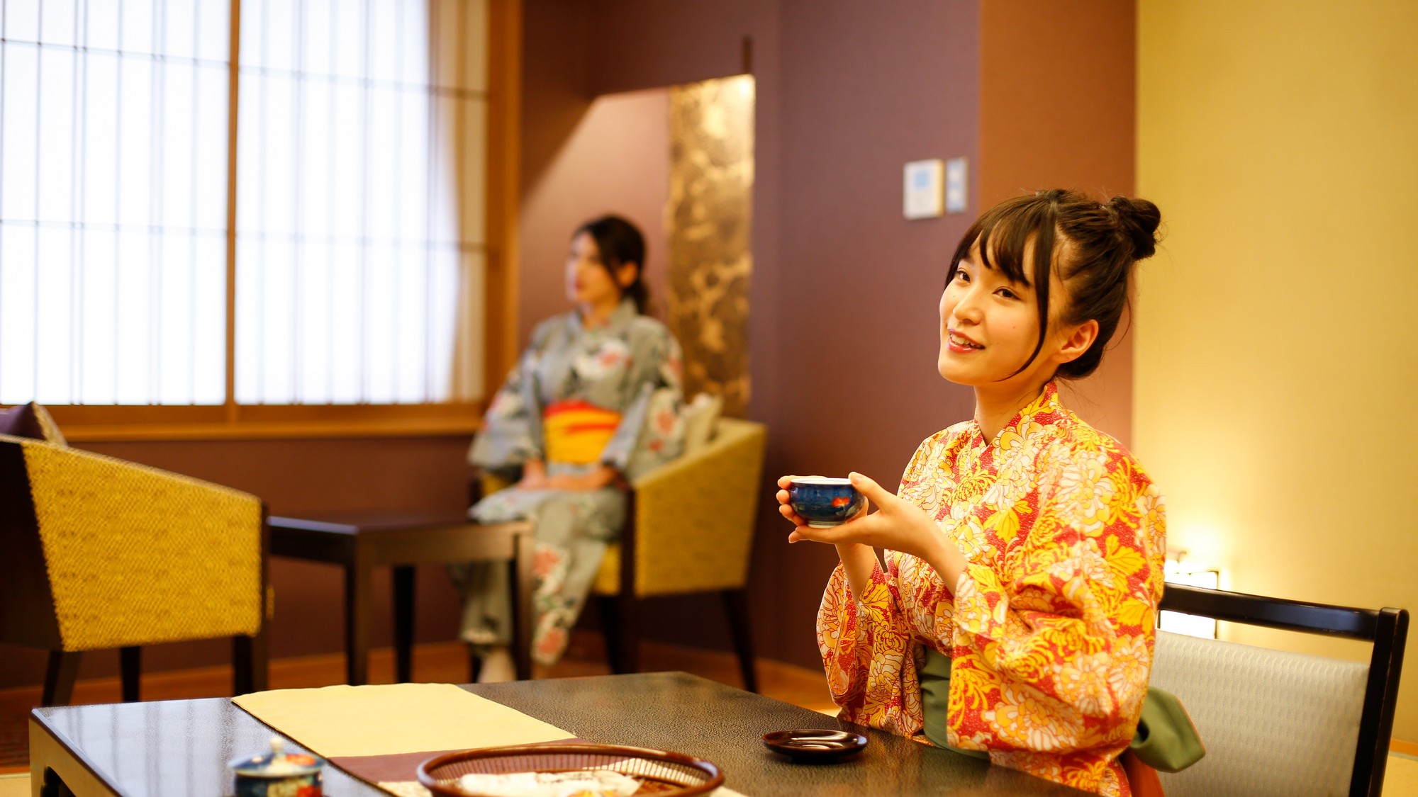 風雅な和モダンデラックス客室＜市松ーICHIMATSU＞イスやクッションは赤に合う色を選びました。