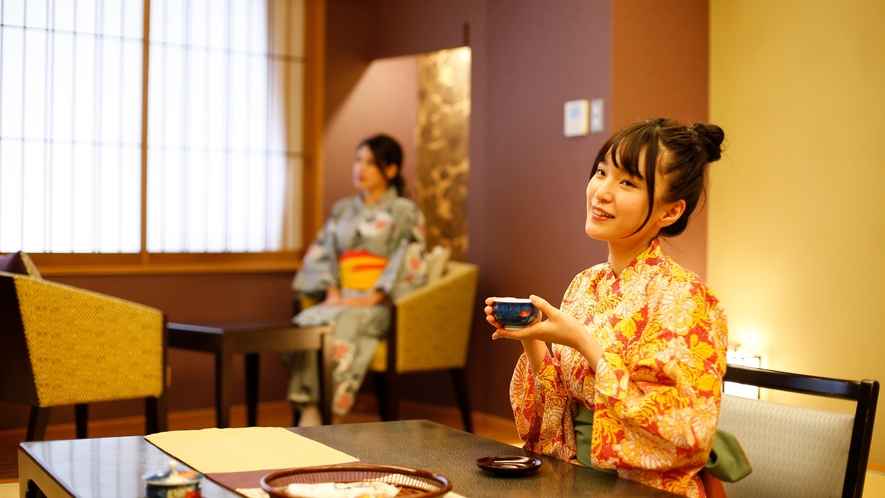 風雅な和モダンデラックス客室＜市松ーICHIMATSU＞イスやクッションは赤に合う色を選びました。