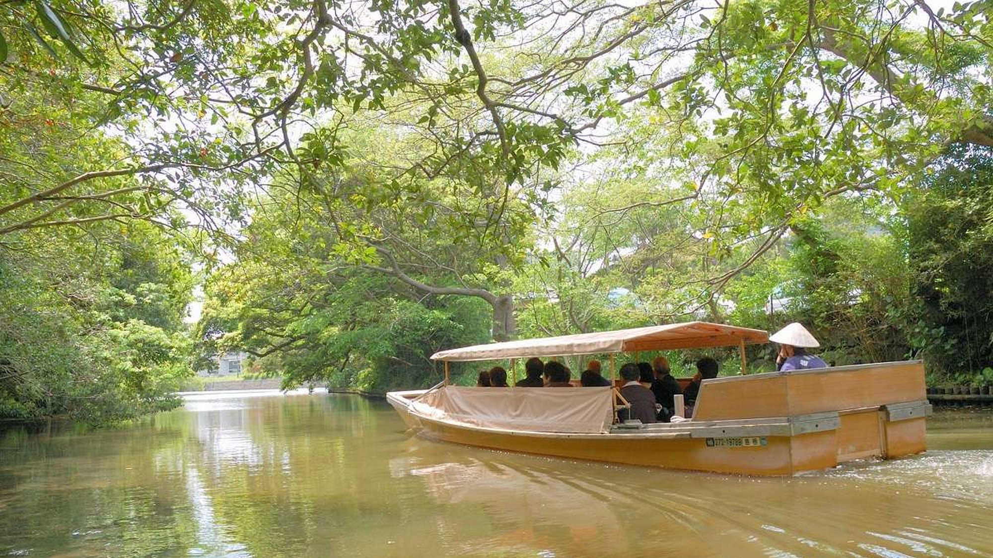 【堀川遊覧船】  松江城周辺を巡る堀川を船上から散策します。松江の四季・情緒が楽しめます。