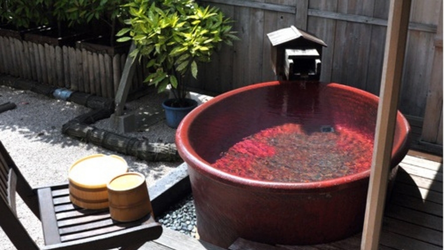 【貸切露天風呂】「陶器の湯」日中には赤色がきれいに映えます※温泉ではございません。