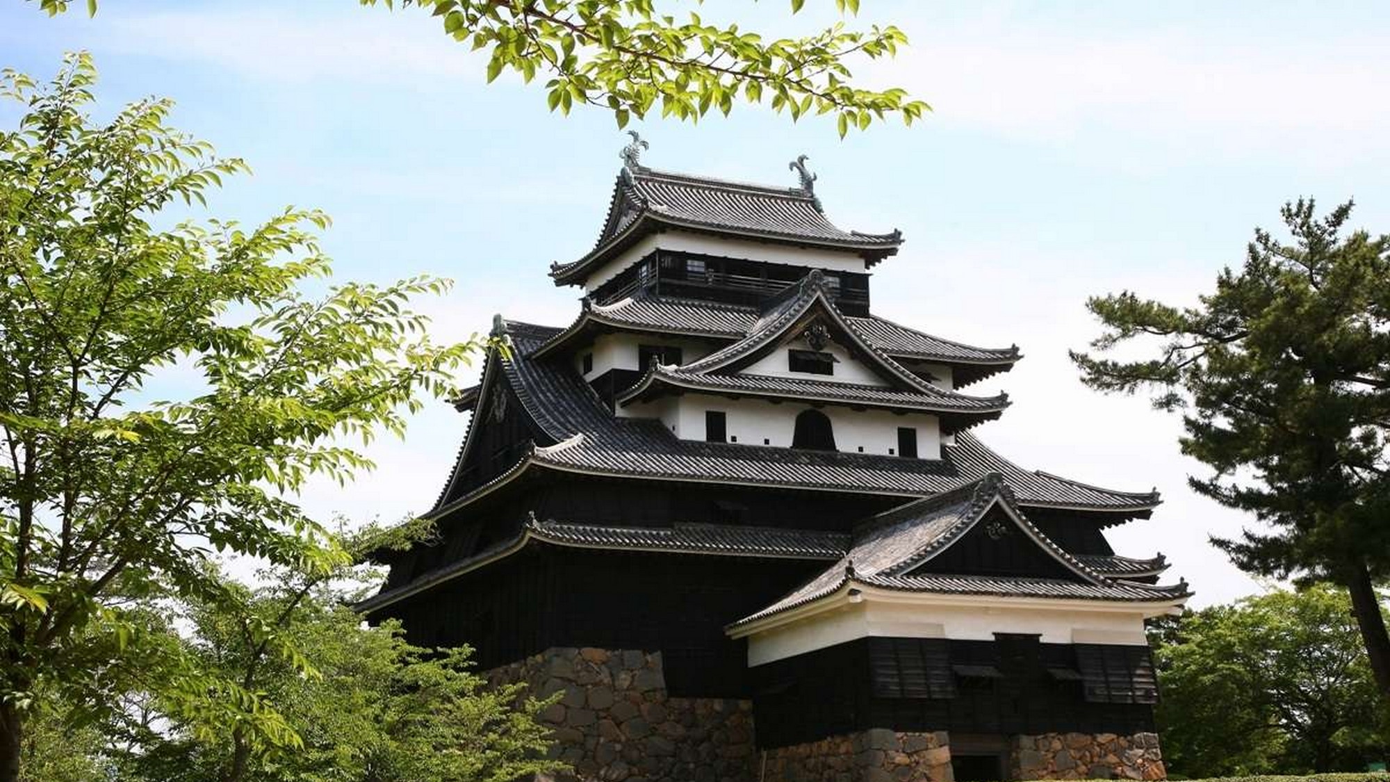 【松江城】  国宝★日本に現存する12の天守の内の一つ。当館から車で20分。
